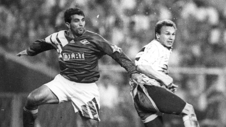 В борьбе за мяч Рахимов и Леоненко. Источник: m.sport-express.ru