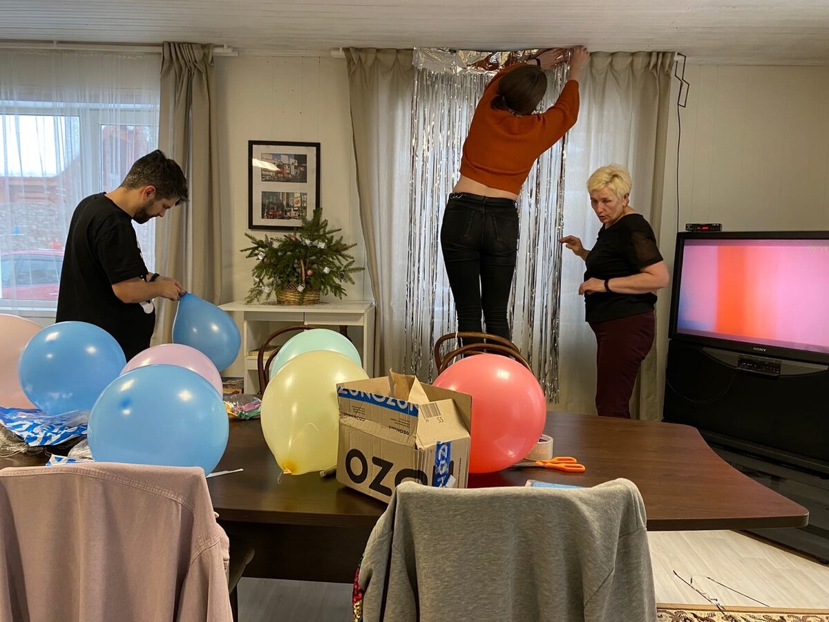 Моя невестка вешает стену из дождика