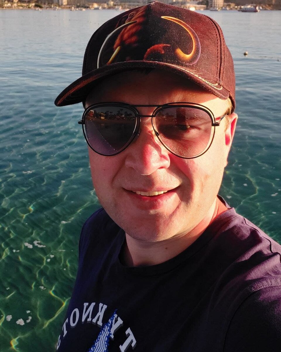 Вторые перестали тратить массу драгоценного времени на дорогу в офис и обратно и начали работать там, где им нравится - в удобном месте и в удобное время