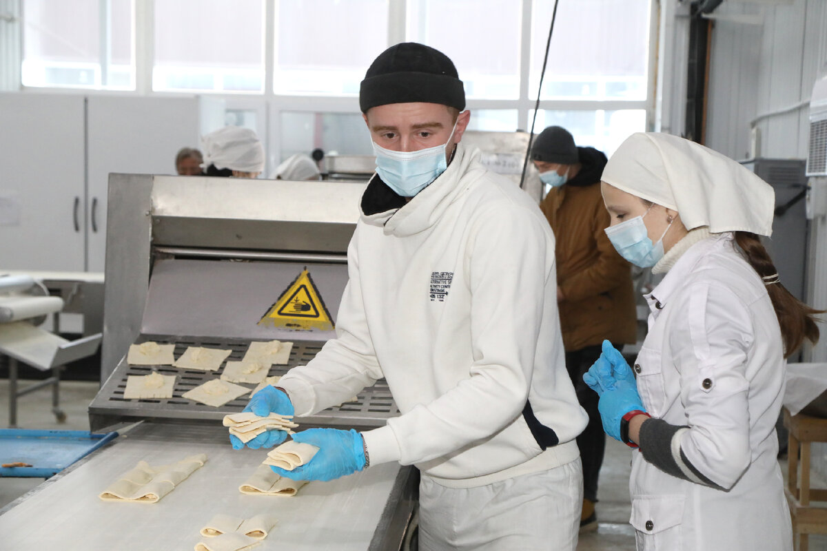 Продукцию хлебокомбинат поставляет в школы, детские сады, больницы, воинские части
