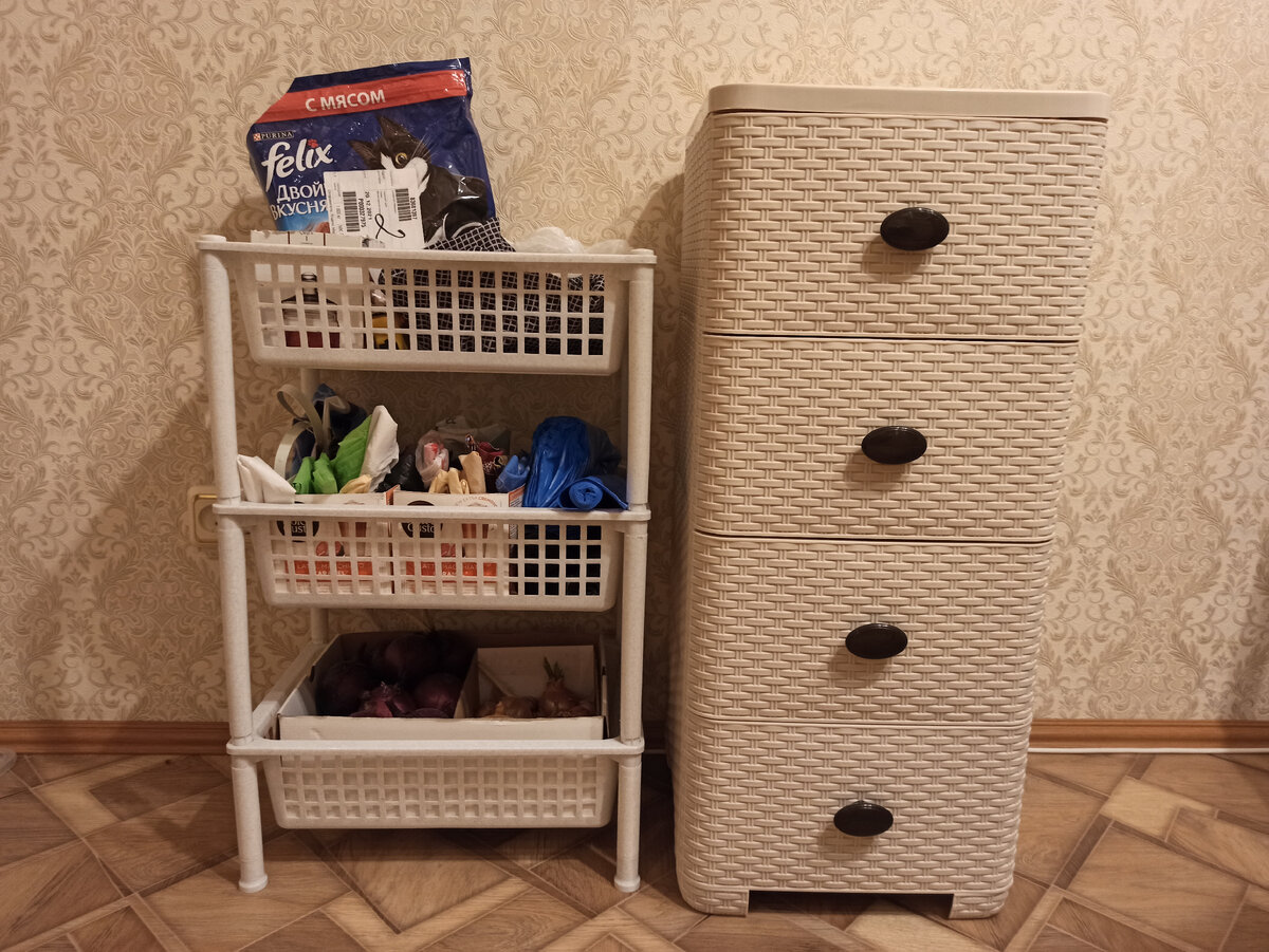 Для сравнения: как выглядит открытое и закрытое хранение. Фото автора. 