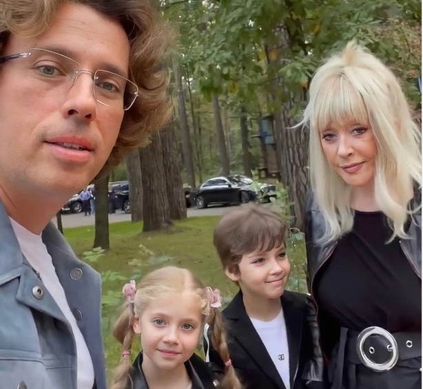 Был или не был у Чумакова роман с Примадонной, сказать сложно. Алла Борисовна счастлива, у неё молодой муж, дети, а Чумаков одинок.