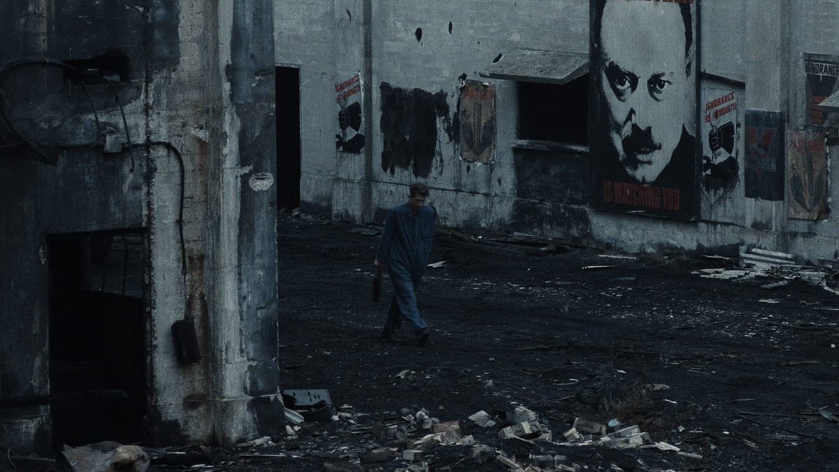 А я иду, шагаю по... Лондону? Кадр из фильма "1984" (1984 г.).