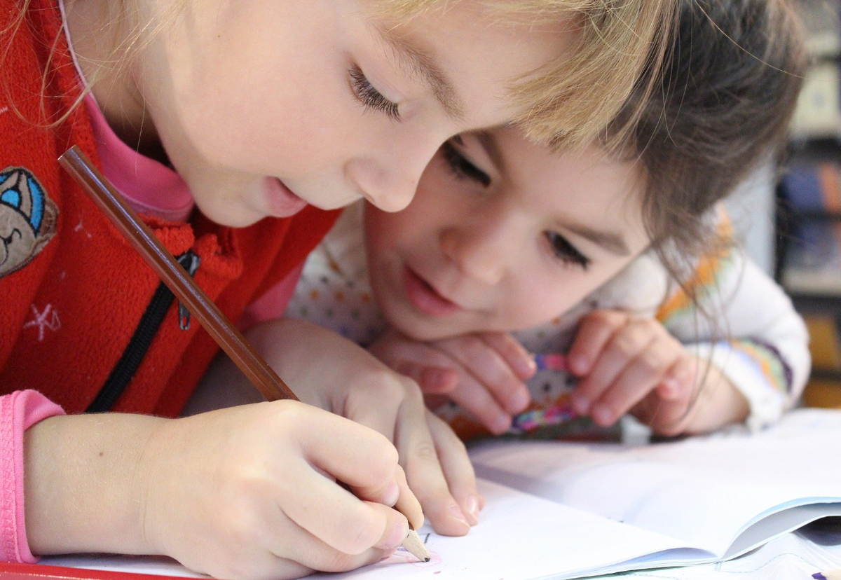 Задача родителей помочь первокласснику адаптироваться к школьной нагрузке. Фото автора klimkin Pixabay, используется по лицензии Simplified Pixabay License 