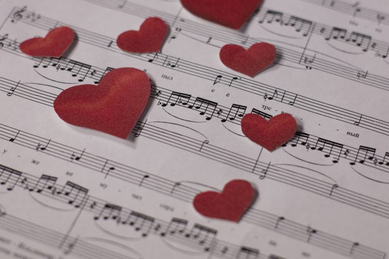 рецептивная музыкотерапия. арт терапия музыкотерапия. музыкотерапия. младенец в наушниках. дети на музыкальном занятии.