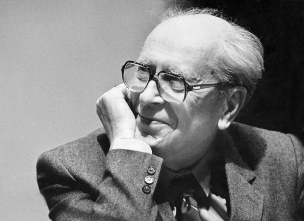 "Между патриотизмом и национализмом глубокое различие. В первом — любовь к своей стране, во втором — ненависть ко всем другим" (с) 