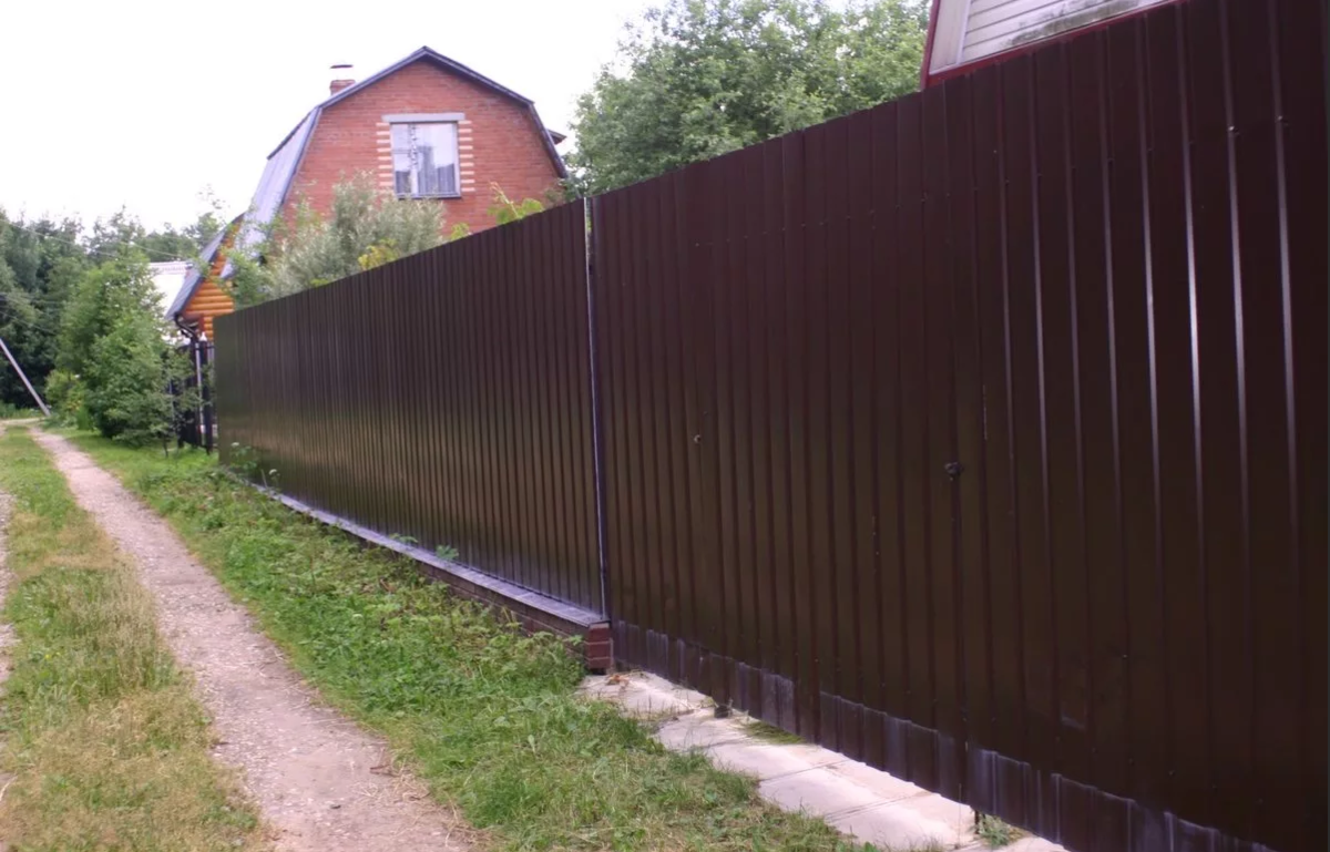 Можно ли соседями ставить глухой забор. Забор между соседями. Забор между участками. Забор между соседними участками. Высокий забор на даче.
