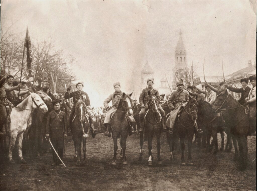 Отряд Петра Ипатова (он справа от Иосифа Апанасенко) в 1918 году в селе Петровском. Источник фото - Ставропольский государственный историко-культурный и природно-ландшафтный музей-заповедник имени Г. Н. Прозрителева и Г. К. Праве