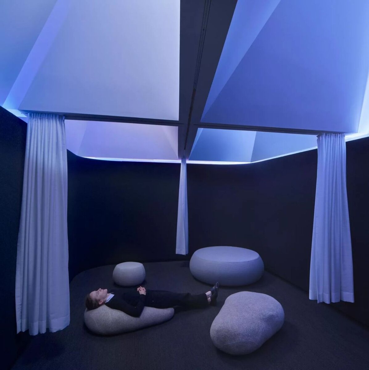 Комната для медитаций Google Фото с сайта www.interior.ru