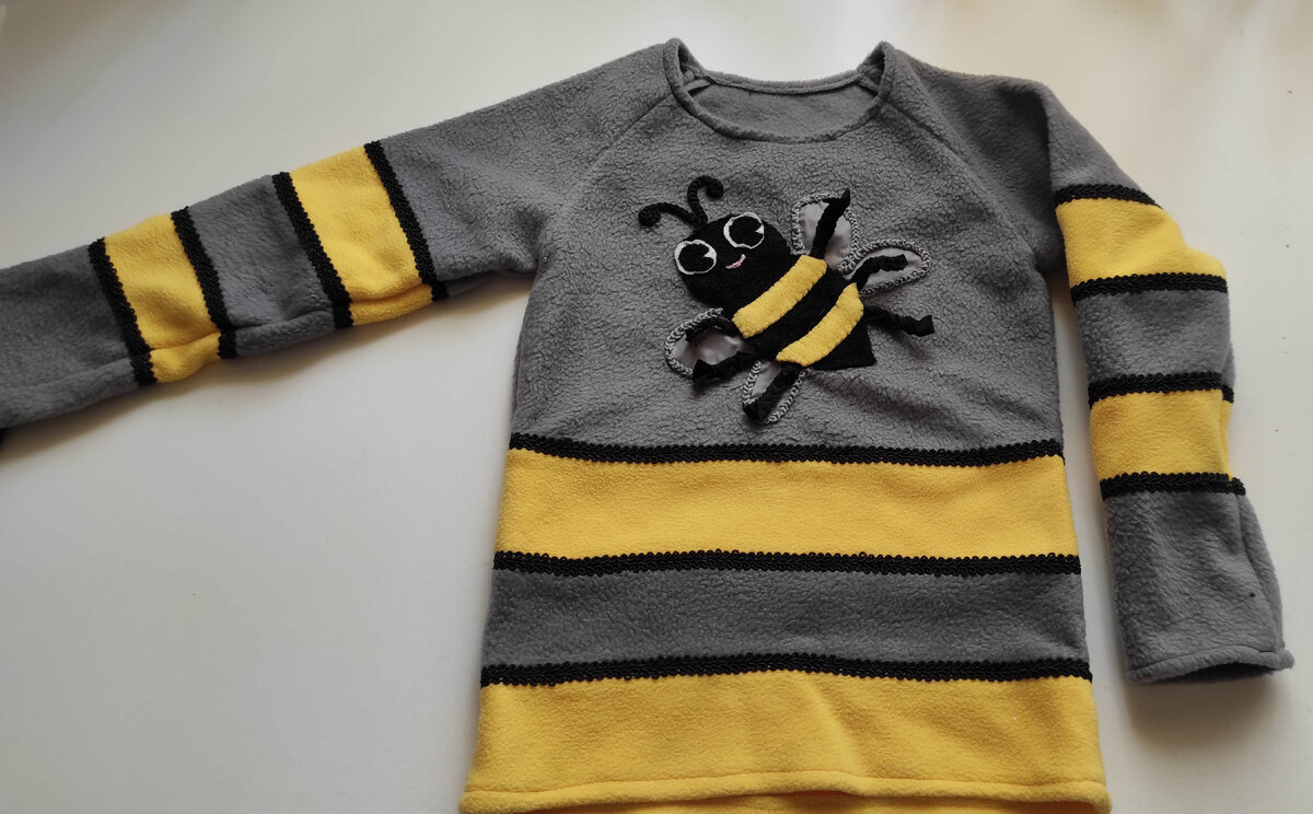 Аппликация в виде пчёлки на кофточке из флиса