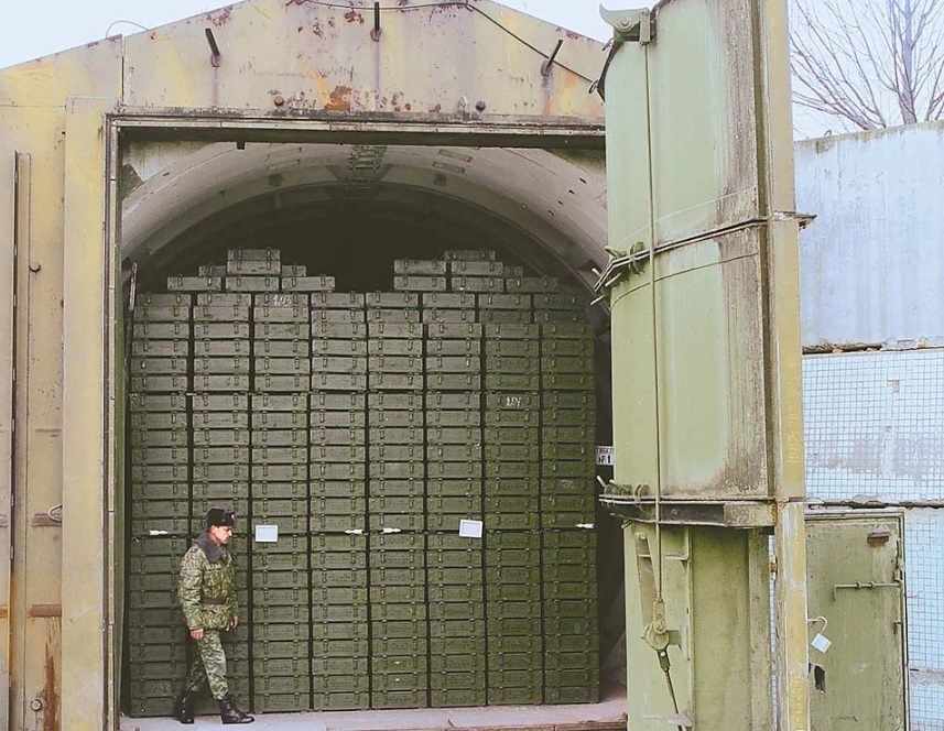 Склад боеприпасов в населенном пункте Колбасна. Фото из отёртых источников.