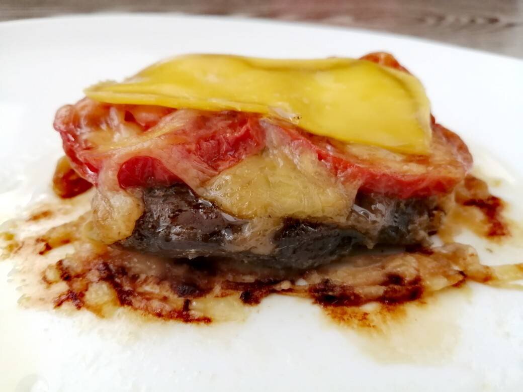 Мясо по-французски в духовке с сыром - классический рецепт с фото