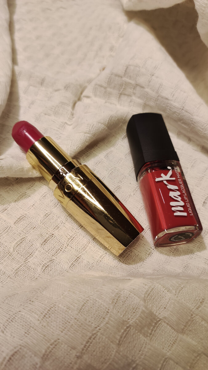 Губная помада в стике "Легенда" от Avon и матовая жидкая помада "Mark" от Avon