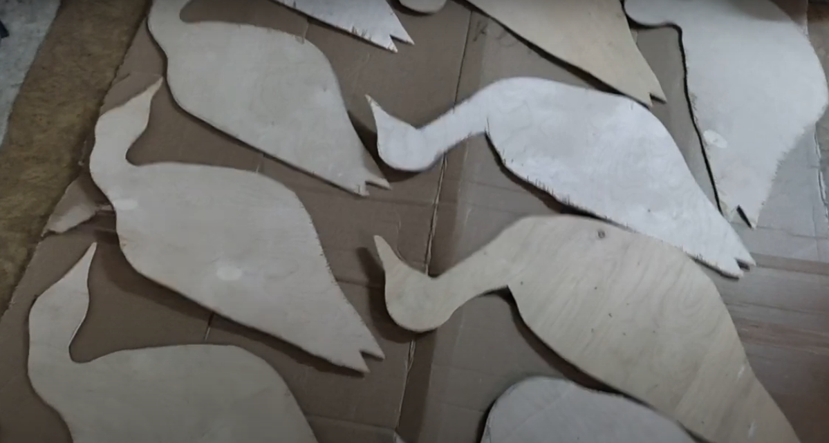 Выпиливаем образы гусей. У меня 3 вида : кормящийся, отдыхающий и сторожевой