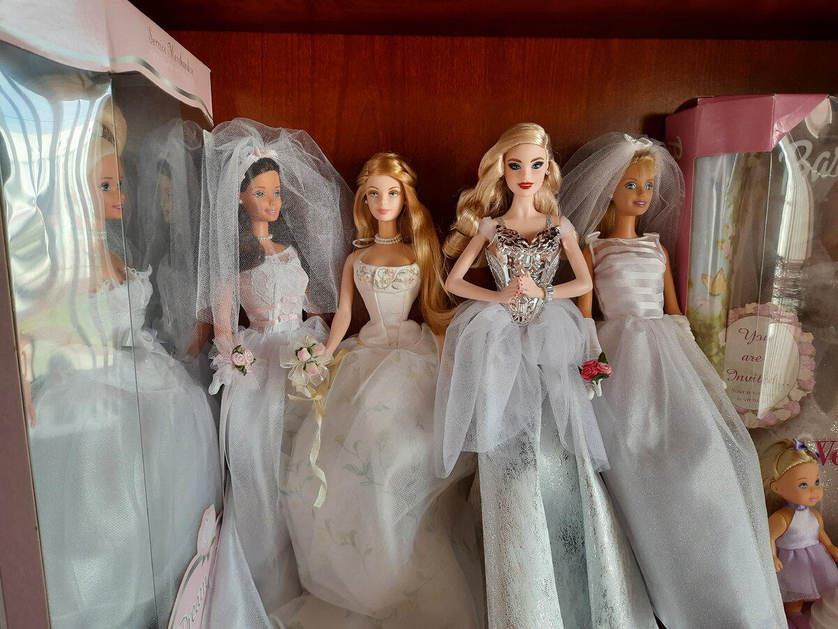 Полка свадебных кукол, и одной современной Холидейкой
