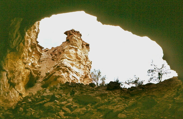 Пещера с лежбищем волка. Скан слайда автора. Апрель, 1982