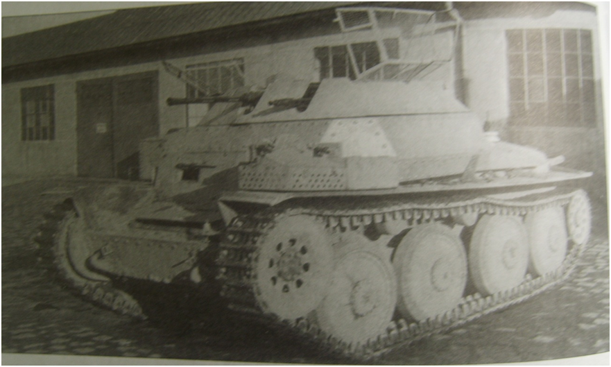 Танк во дворе завода.
