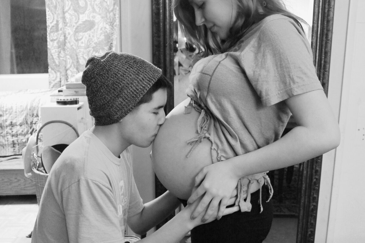 Фото беременный мальчик. Подростковая беременность. Беременные девочки. Молодые беременные.