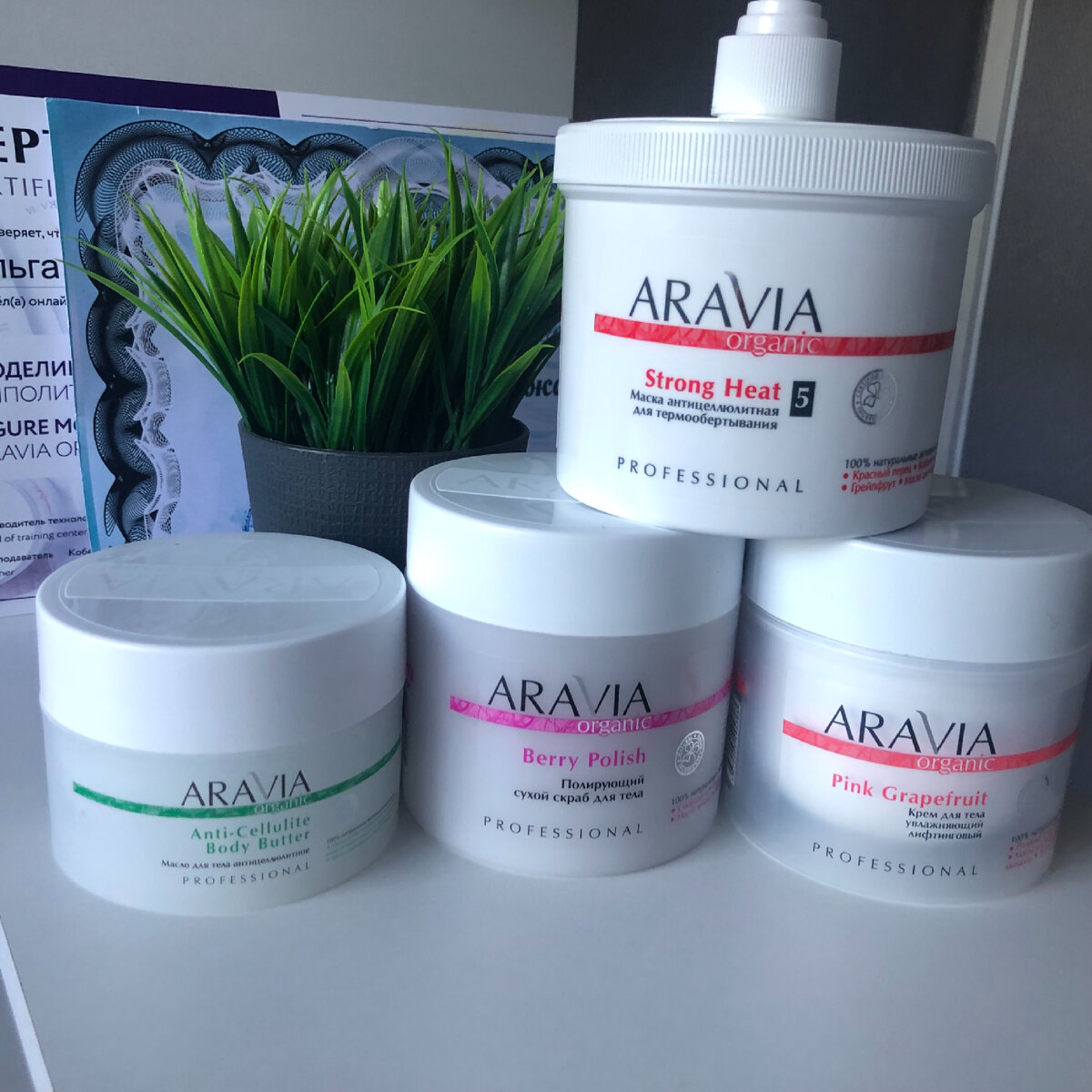 Как убрать живот обертыванием? Обертывание для похудения живота основано на парниковом эффекте: высокая температура под пленкой способствует максимальному раскрытию пор и выведению лишней жидкости из подкожных слоев. Уже после первой процедуры наблюдается уменьшение объема талии на 0,3-0,5 см и улучшение состояния кожи. Для получения более стойкого эффекта используют обертывания с активными смесями, которые имеют ряд косметических свойств: способствуют глубокому очищению кожи и регенерации клеток, уменьшению растяжек и целлюлита, повышению тонуса и упругости кожных покровов. Как правило, обертывания для похудения нужно проводить через день в течение месяца. Далее необходимо сделать перерыв на 20 дней и возобновить процедуру не более чем на 15 дней. После этого можно регулярно делать обертывания по 2-3 раза в месяц. Для того чтобы ощутить на себе быстрый эффект обертываний для похудения, можно воспользоваться услугами салонов красоты или специализированных клиник. Специалисты помогут выбрать необходимый вид обертываний и проведут полный цикл процедур.