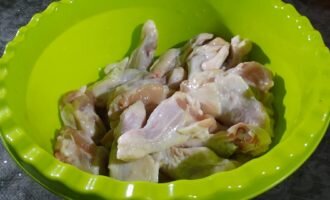 Курицу промыть.