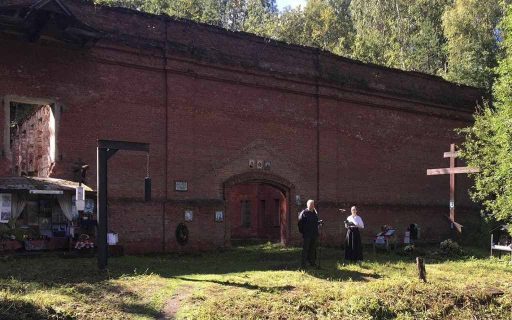 Крест-кенотаф в вероятном месте расстрела Н. С. Гумилева. Ковалевский лес, заброшенный арсенал (пороховой погреб) Ржевского полигона, у изгиба реки Лубьи. Полигон располагается на территории Всеволожского района Ленинградской области.