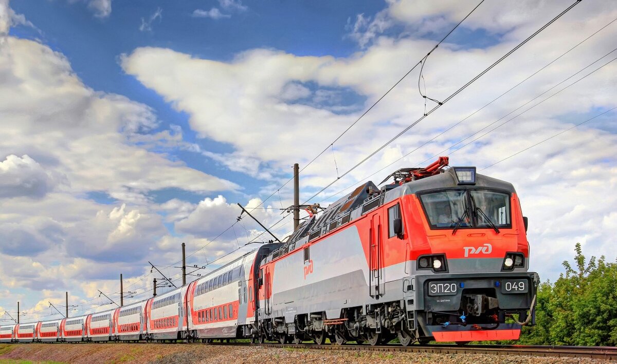Электровоз ЭП20 в сцепке с двухэтажными пассажирскими вагонами