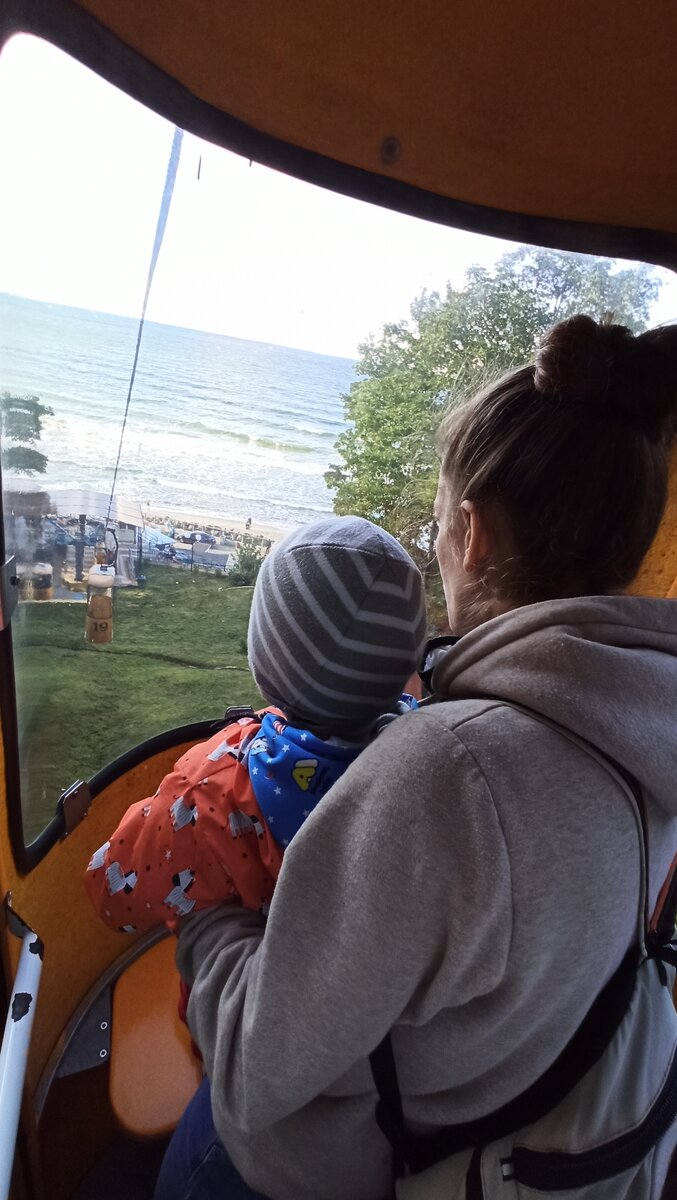 А это фото прошлогоднее. Спускаемся на канатной дороге к морю