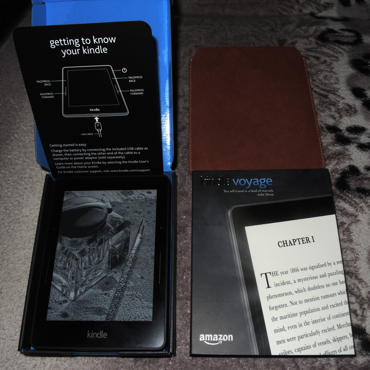 Kindle Voyage рядом с коробкой и чехлом