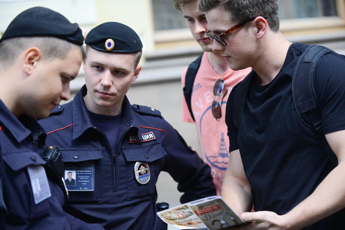 Преступник русский перевод. Сотрудник полиции. Общение с полицейским. Сотрудник полиции и граждане. Полицейский России.