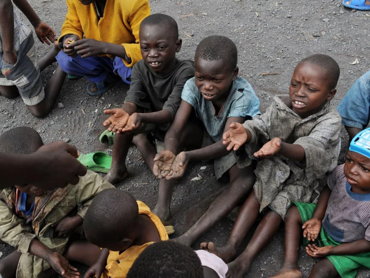 Бедные дети в Африке голодающие. Голодающие дети пфрика. Бедные африканские дети.