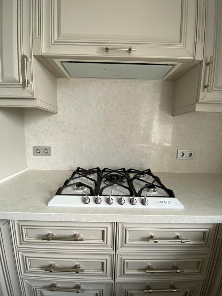 Газовая варочная поверхность на 5 комфорок серии Victoria итальянского бренда Smeg + полновстраиваемая вытяжка Korting 