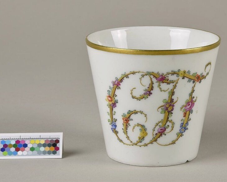 Чашка с монограммой "CFF", Берлинская королевская фарфоровая мануфактура 1790-1800-е годы, "Государственный исторический музей", https://goskatalog.ru/