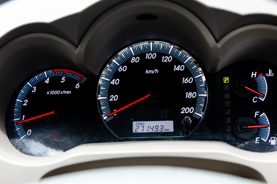 Пробег автомобиля 400000. Isuzu d-Max 2011 Speedometer. Isuzu d-Max 2010 Speedometer. EDASH приборная панель.