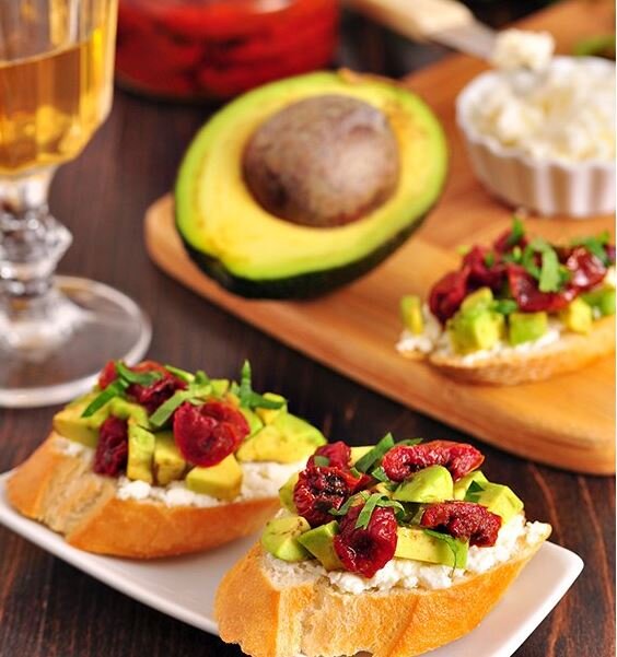 Брускетта с творожным сыром, вяленными томатами и авокадо