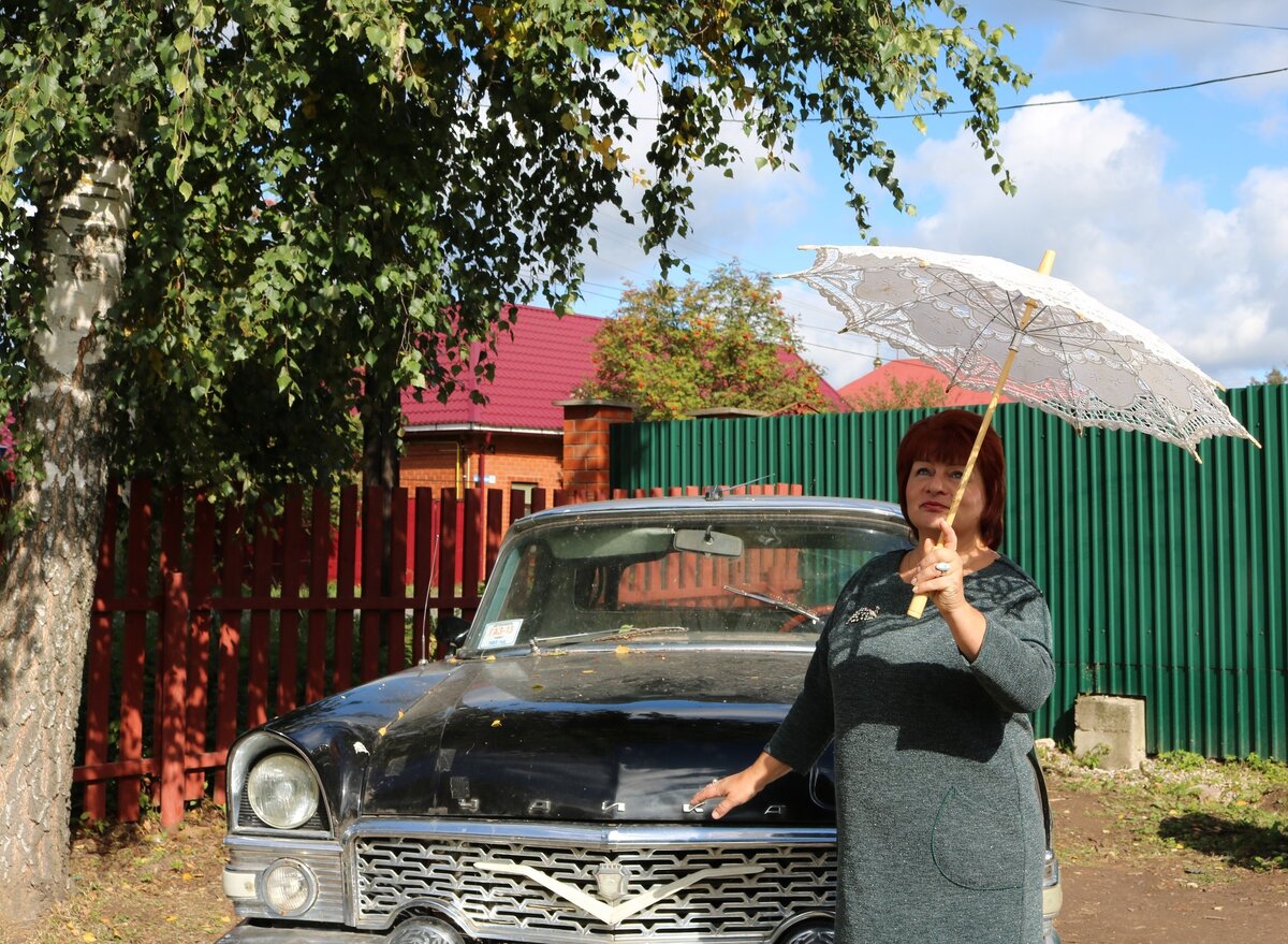 В музее СССР возле "Чайки" Пугачевой.