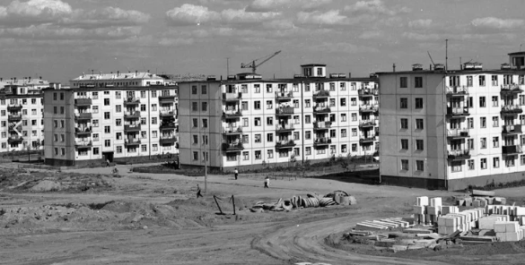 Строились "хрущевки".  