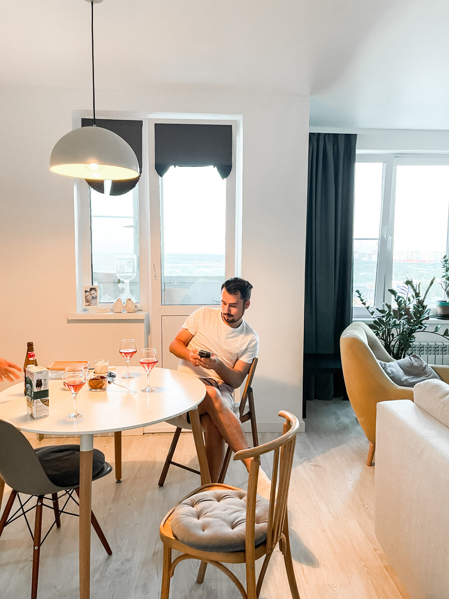 Жаль, что вам не видно пейзажа за окном — было темновато, пришлось слегка высветлить все фото, пожертвовав видом из окон.