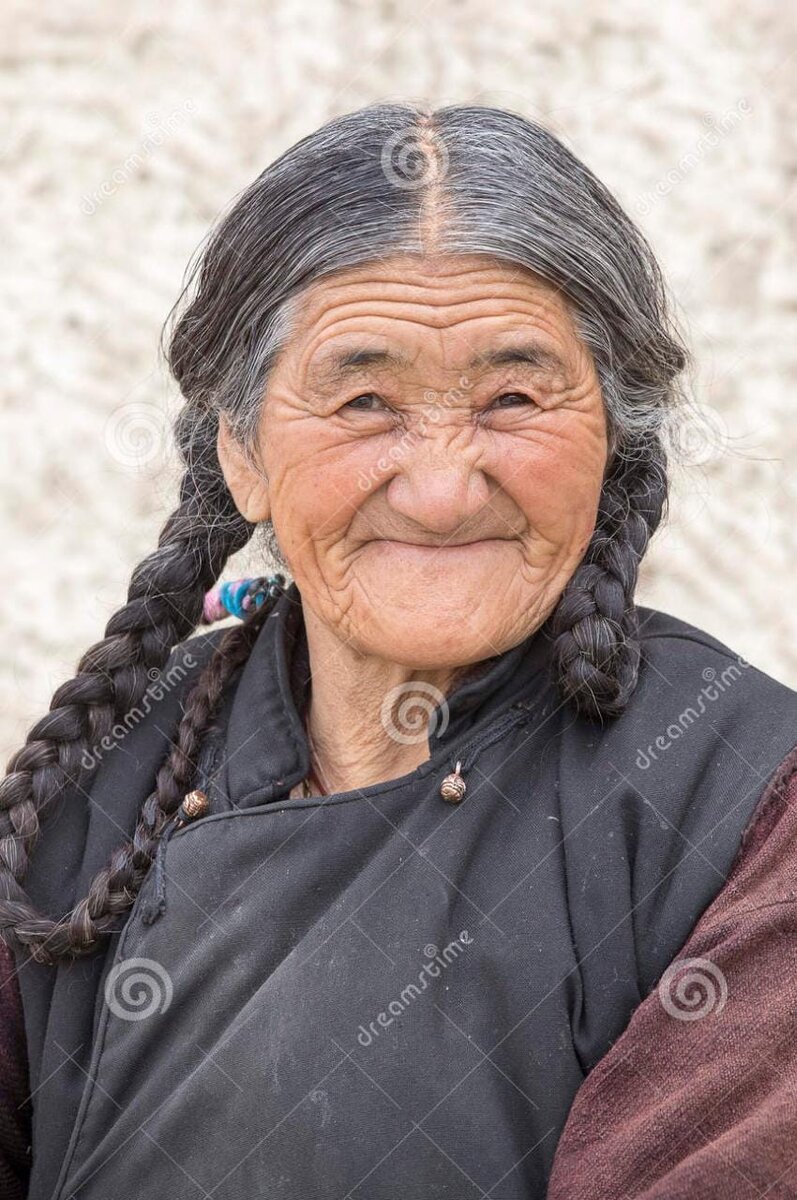 Старуха с портрета на улице в Leh, Ladakh Индия