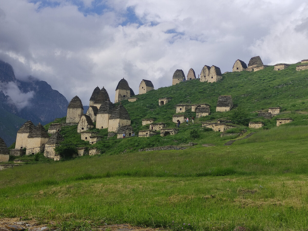 Даргавс. Издалека смотрится симпатично.