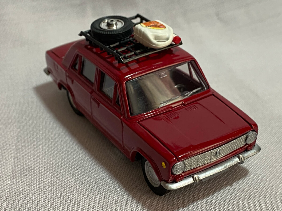 Вот, пожалуйста, посмотрите - это "копейка" с моей полки. Можно быстро предположить, что это обычная легкая конверсия (или, если хотите, доработка). Был, значит, обычный "дачный" Ваз 2101, а кто-то взял да и подкрасил повторители, а также добавил на багажник запаску и канистру, оторванную, видимо, от подставки одной из лимитированных моделей "Лукойловской" серии (позже покажу о чем речь). Признаюсь, я и сам так думал - обычная конверсия с использованием редкой заводской детали! Но...