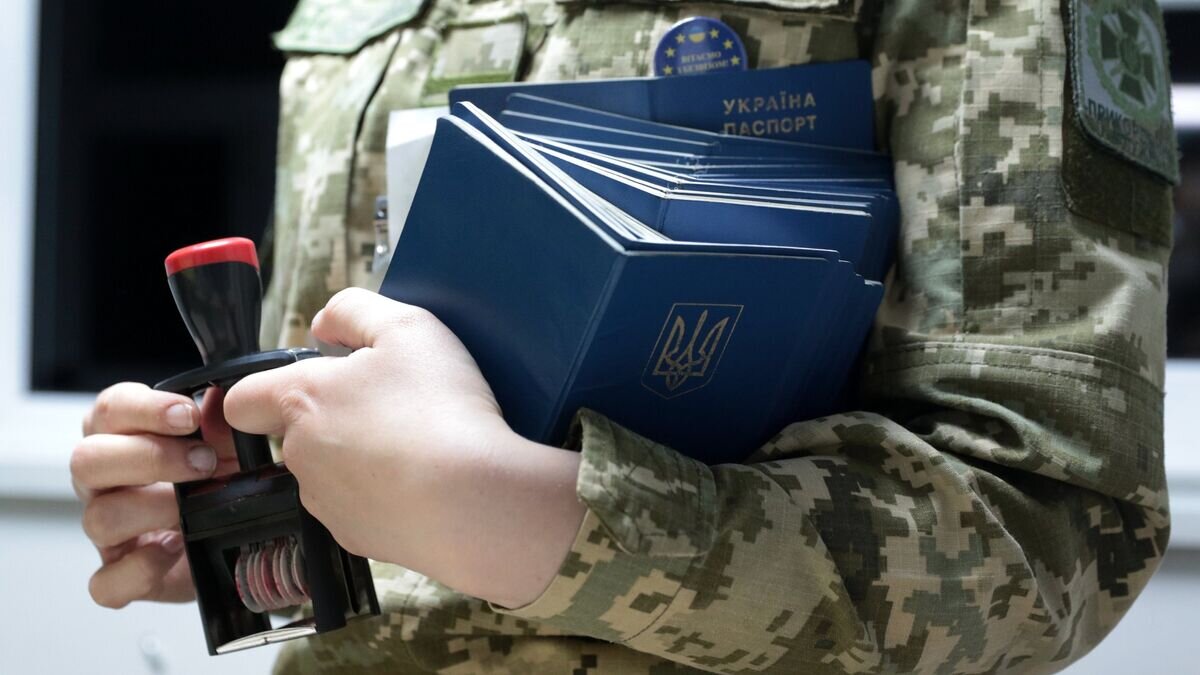    Сотрудница пограничной службы Украины на международном пункте пропуска через украинско-польскую границу© РИА Новости / Стрингер
