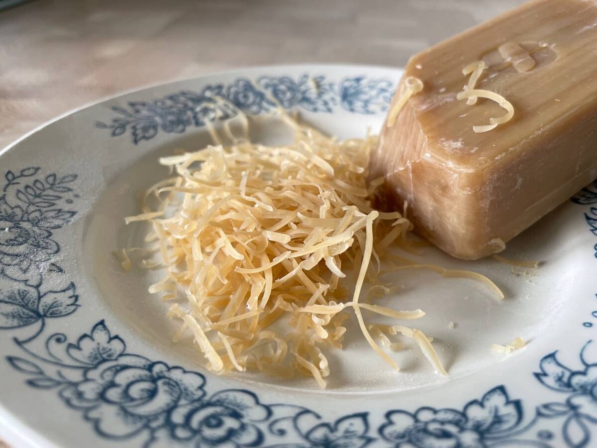 Чтобы мыло быстрее растворилось, лучше потереть его не на крупной терке, а на мелкой, как на фото