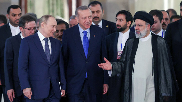 ФОРМАЛЬНЫМ ПОВОДОМ ДЛЯ ВСТРЕЧИ "ТРОЙКИ" СТАЛО УЧАСТИЕ ВЛАДИМИРА ПУТИНА, ЭБРАХИМА РАИСИ И РЕДЖЕПА ТАЙИПА ЭРДОГАНА В ПЕРВОМ ЗА ТРИ ГОДА САММИТЕ В АСТАНИНСКОМ ФОРМАТЕ ПО СИРИИ. ФОТО: TCCB.GOV.TR