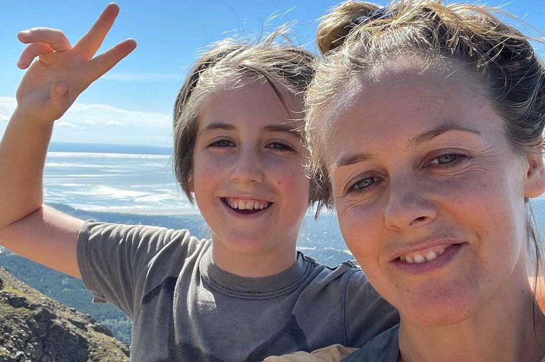     Алисия Сильверстоун призналась, что спит в одной кровати с 11-летним сыном