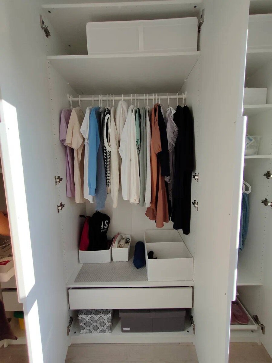 Никакой скомканной одежды и разбросанных носков: 7 простых шагов, как навести порядок в шкафу