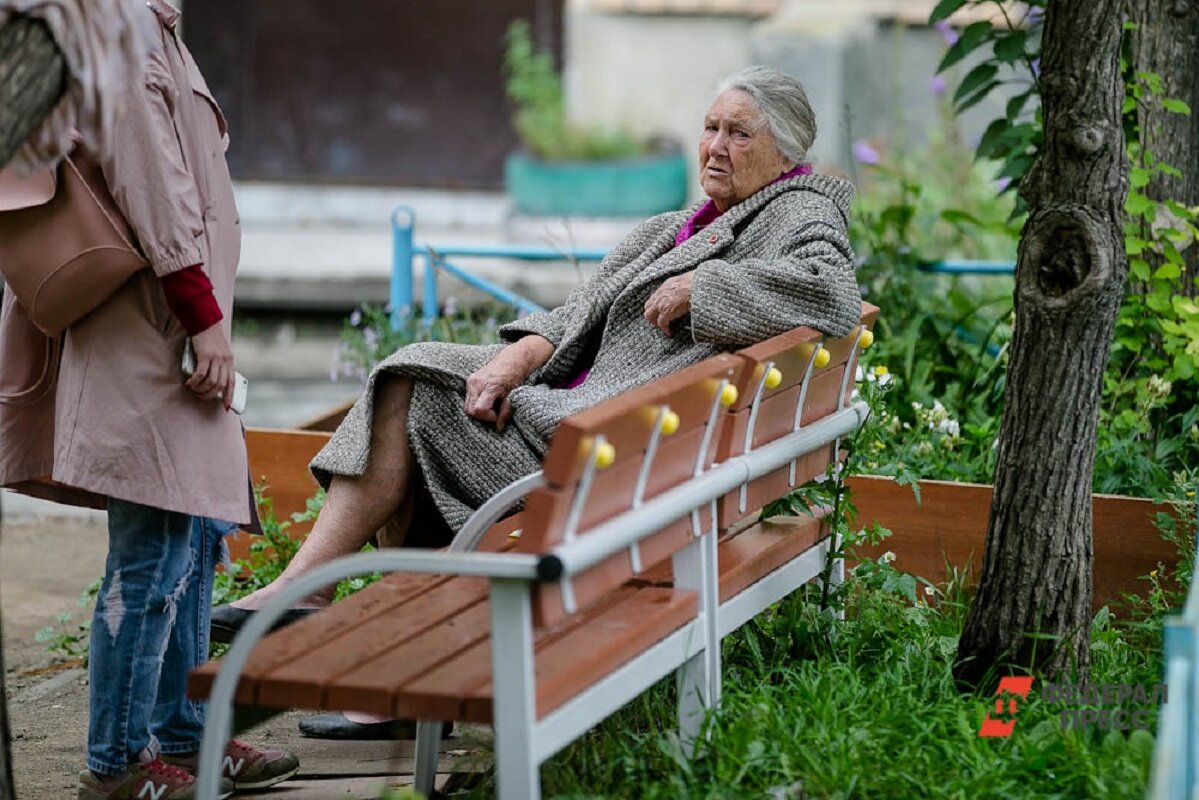 Двойная пенсия. Пенсионеры в России. Пенсионеры на лавке. Пенсионеры пенсия. Много пенсионеров.