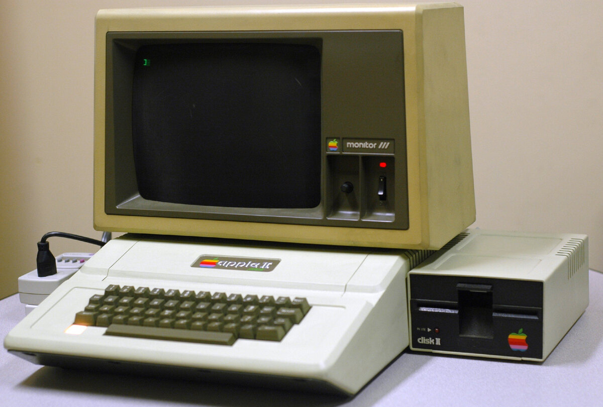 Apple II 1977. Эппл 2 компьютер 1977. Первый персональный компьютер на базе процессора «mos Technology 6502». Apple i 1976 и Apple II 1977.