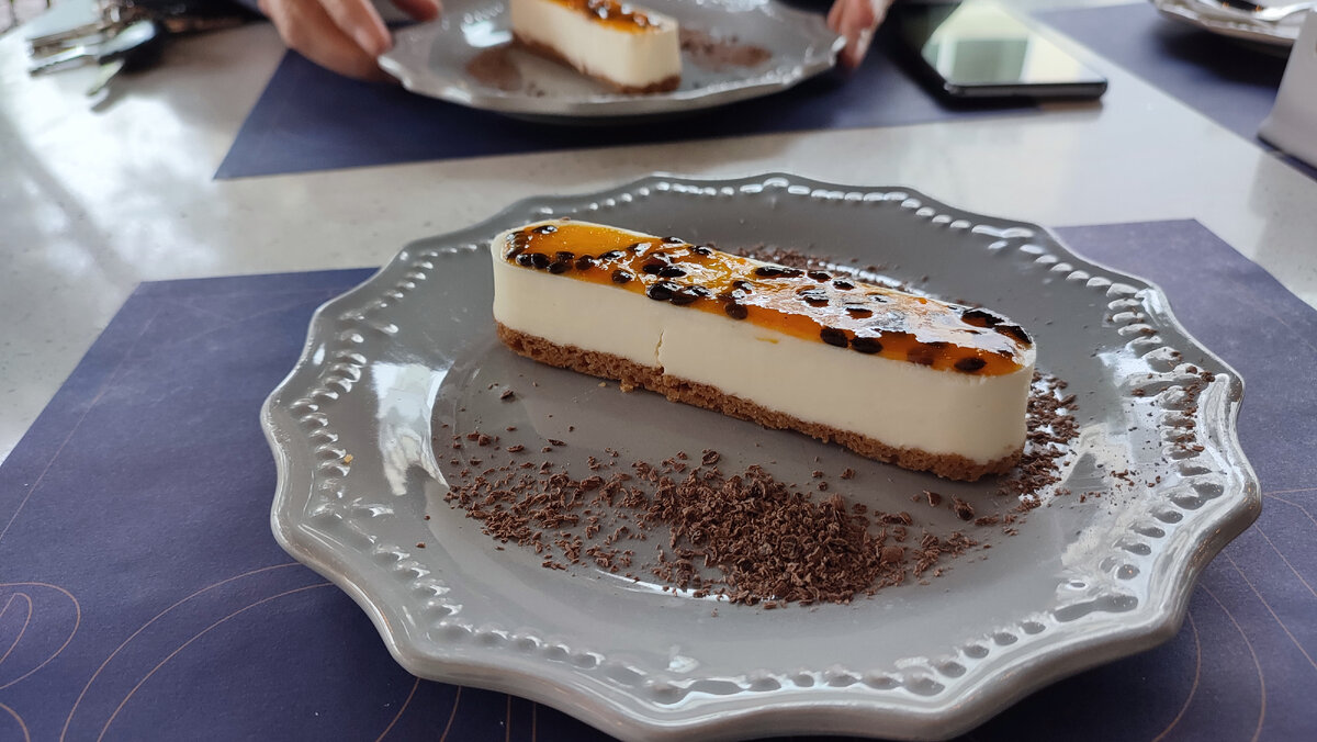 Купив кофе, мы все же съели чизкейк и выпили кофе