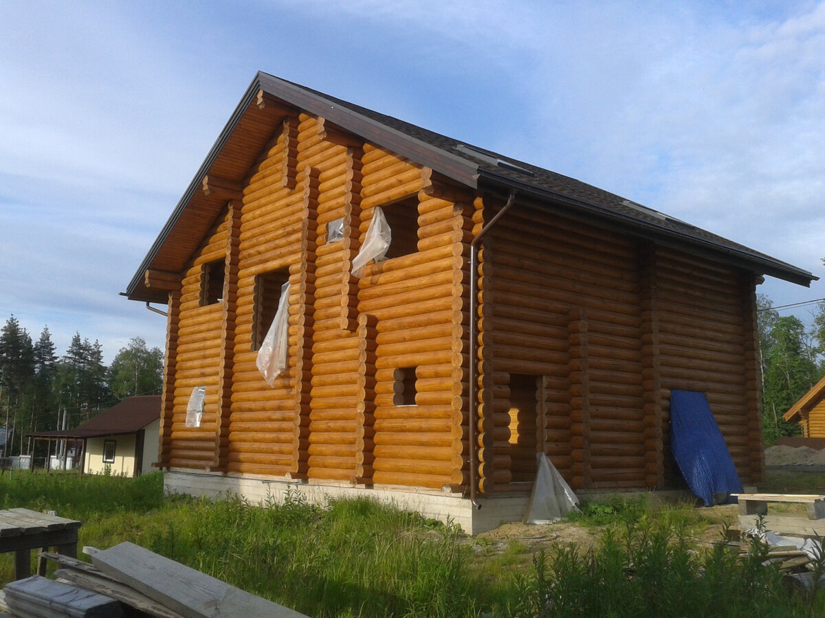 Фото1. Сруб дома из оцилиндрованного бревна 220 мм