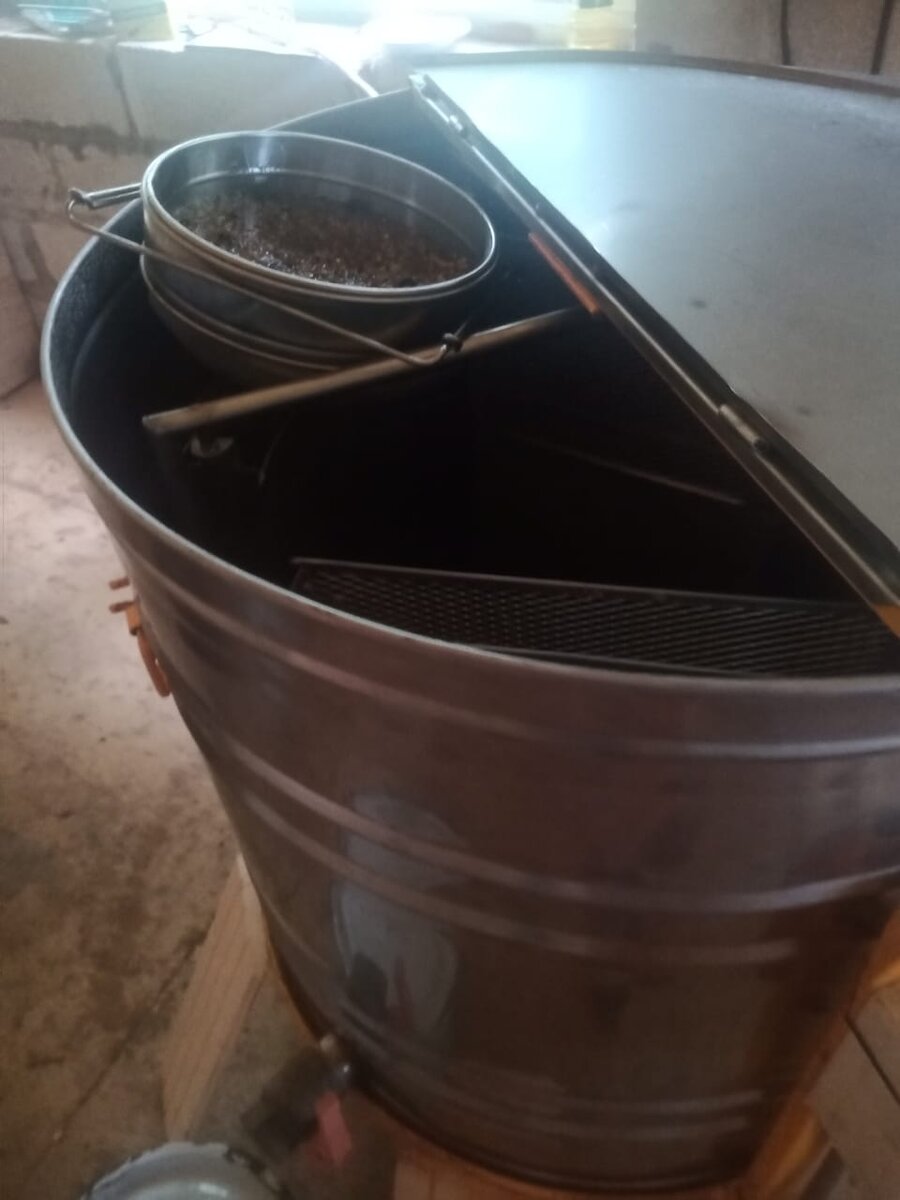 Установка крутится, и под силой давления из сот мёд выбивается, стекая по стенкам. 